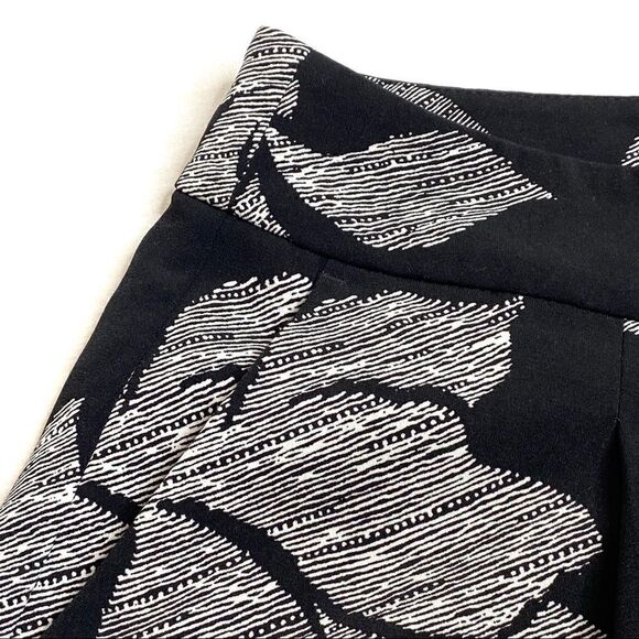 Ann Taylor factory black and white floral shorts size 0 - Picture 2 of 16